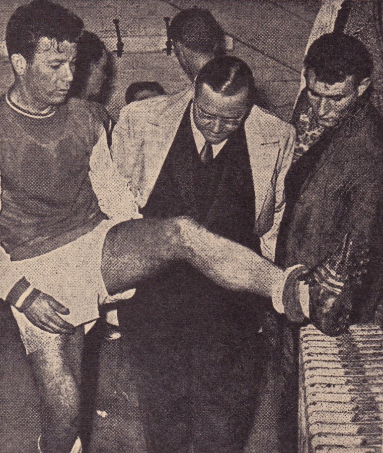 Fontaine and Reims trainers examine his leg on his return from injury