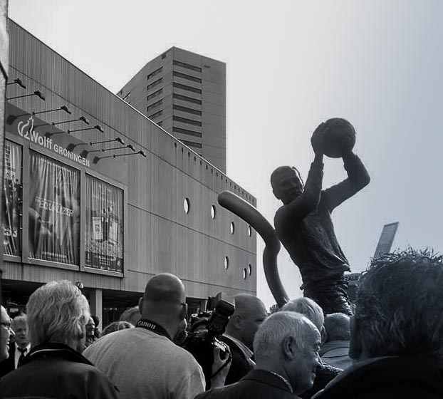 Tonny van Leeuwen statue outside the Euroborg stadium