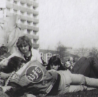 BFC fans practice some provocative loitering in the shadow of Dresden’s Lenin Monumen